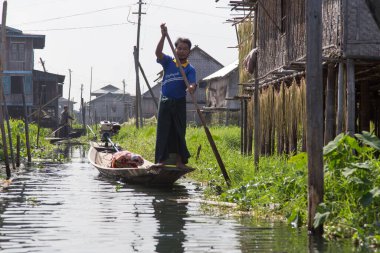Inle Gölü Myanmar 12.16.2015 Taunggyi 'nin yüzen köyü.