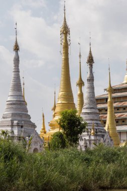 Inle Gölü Myanmar 12.16.2015 Taunggyi tapınağının yüzen köyü