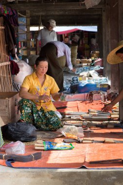 Inle Gölü Myanmar 12.16.2015 Yüzen köydeki geleneksel pazar