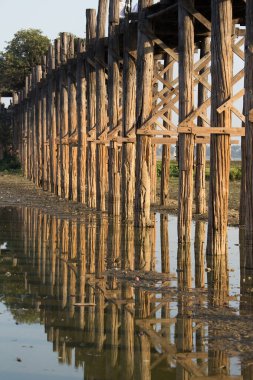 Myanmar, Amarapura yakınlarındaki U Bein Köprüsü Taungthaman Gölü 'nün tik ağacı desteği 