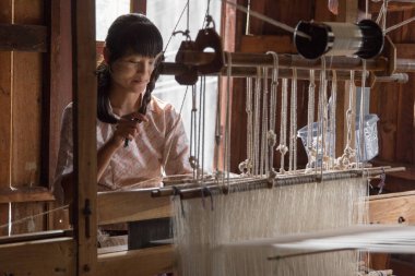 Inle Gölü Myanmar 12.16.2015 Yüzen köyde dokuma tezgahı
