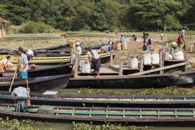 Inle Gölü Myanmar 12.16.2015 Yüzen köy geleneksel pazarı