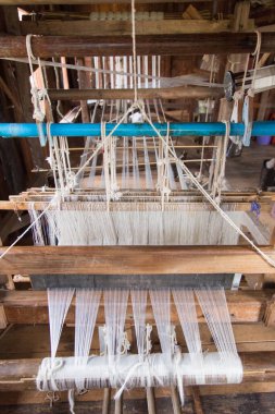 Inle Gölü Myanmar 12.16.2015 Yüzen köyde dokuma tezgahı