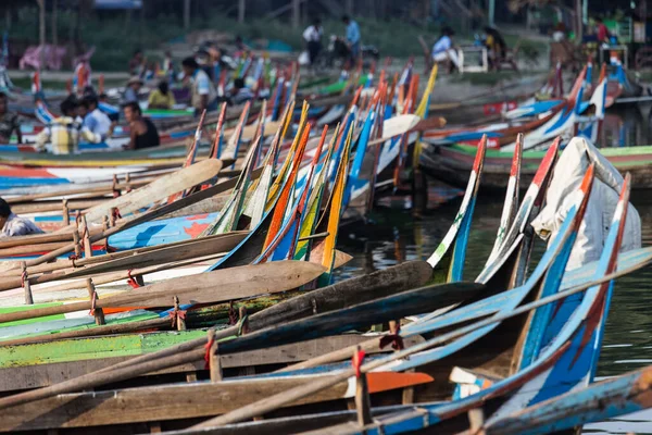 Bateaux amarrés au lac Taungthaman près d'Amarapura au Myanmar par le pont U Bein — Photo