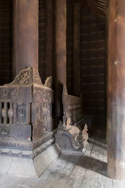 Monasterio de Bagaya, Inwa Myanmar 12.12.2015 Interior del monasterio construido en teca — Foto de Stock