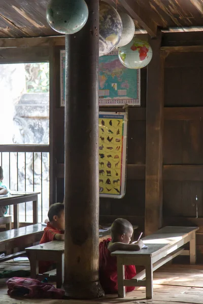 Mosteiro de Bagaya, Inwa Myanmar 12.12.2015 Interior do mosteiro de teca construído — Fotografia de Stock