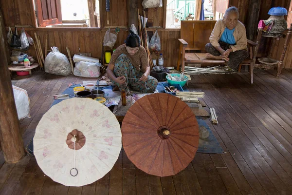 Inle Lake, Myanmar 12.16.2015 Atelier de fabrication de papier dans un village flottant — Photo