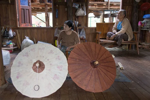 Inle Lake, Myanmar 12.16.2015 Atelier de fabrication de papier dans un village flottant — Photo