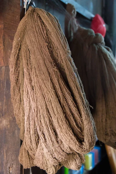 Inle Lake Myanmar 12.16.2015 corda per laboratorio di tessitura con telai su villaggio galleggiante — Foto Stock
