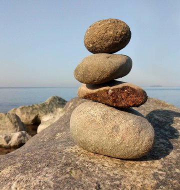 Bir taş piramidi üst üste istiflenmiş. Deniz canlıları. Deniz turu.