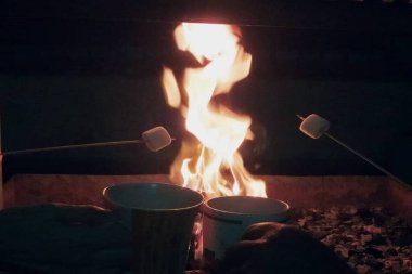 Fogata, malvavisco y chocolate caliente para dos