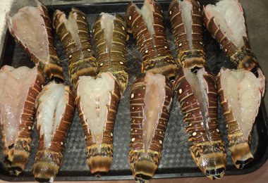 Colas de langostas limpias y listas para la parrilla