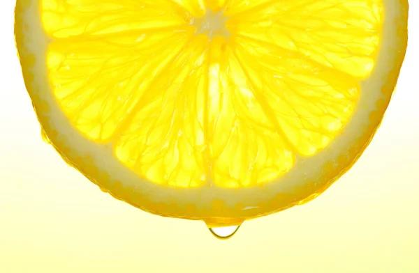 Ein Tropfen Zitronensaft Fließt Von Einer Zitronenscheibe Herunter — Stockfoto