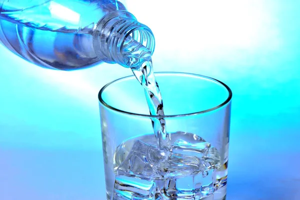 Het Glas Met Ijs Stralen Gevuld Met Water Uit Fles — Stockfoto