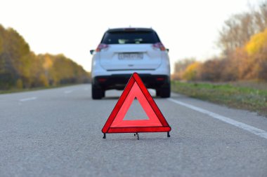 Bir acil stop işaret koymak yolda araba bozuldu