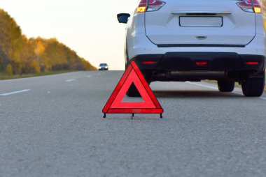 Bir acil stop işaret koymak yolda araba bozuldu