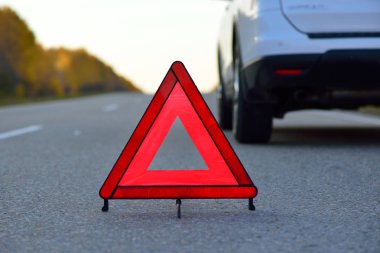 Bir acil stop işaret koymak yolda araba bozuldu