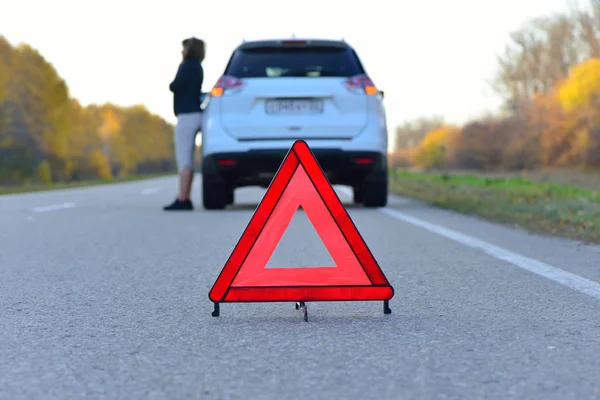 Auto Kapot Onderweg Een Noodsituatie Stopbord Opgemaakt — Stockfoto