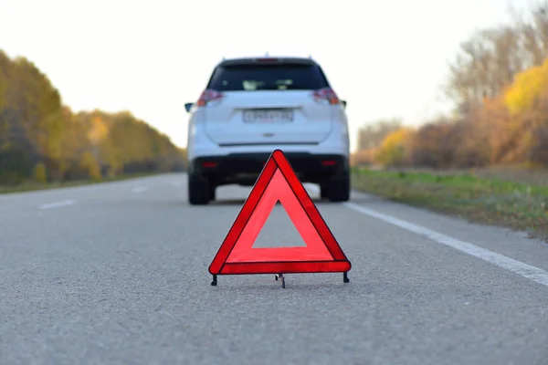 Auto Kapot Onderweg Een Noodsituatie Stopbord Opgemaakt — Stockfoto