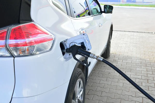 Carro Está Reabastecido Posto Gasolina — Fotografia de Stock