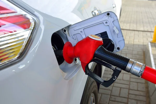 Carro Está Reabastecido Posto Gasolina — Fotografia de Stock