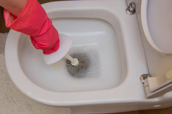 Жінка Пензлем Очищає Туалет — стокове фото