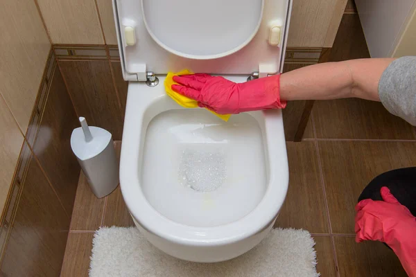 Жіночі Руки Червоних Рукавичках Прибирають Туалет — стокове фото