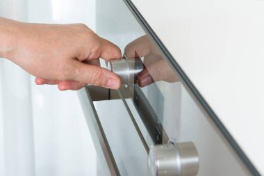 İnsan eli, mutfaktaki bir fırının yönetimini de içeriyor.