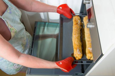 Kadın fırından iki ispahani turtası alıyor.