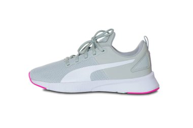 Beyaz arka planda izole edilmiş bir kadın hafif spor ayakkabısı.