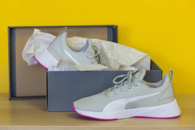 Bir çift yeni spor ayakkabı, biri ayakkabı kutusundaki ikinci ayakkabı.