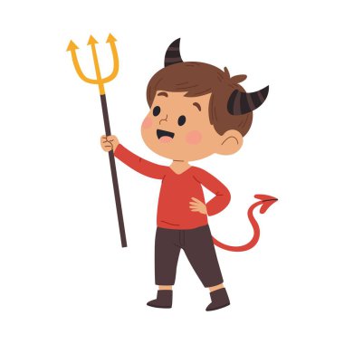 Beyaz arka planda şeytan kostümlü şirin bir çocuk.