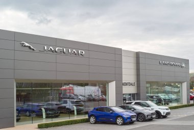 Modern Kentdale Jaguar Land Rover galerisi. Jaguar ve Land Rover arabaları ön bahçede.