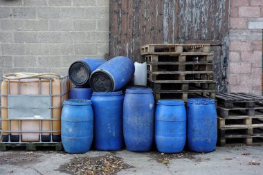 Mavi fıçılar ve ahşap paletler endüstriyel, açık havada