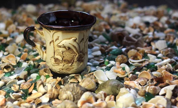 Tasse Mit Delphin Auf Muscheln — Stockfoto