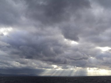 Denizin üzerindeki kasvetli gökyüzü