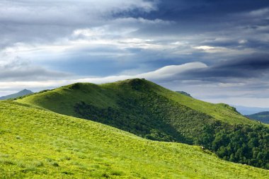 Yaz günü dağlarda, dipsiz bir gökyüzünün altında bulutlarla