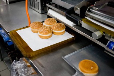 McDonald 's' daki pirzola ve raflardan hamburger yapmak.