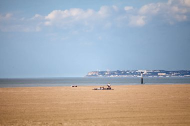 Normandiya 'da güneşli bir günde, kumsal, kumsal, deniz kenarında, Normandiya' da güneşli bir günde.