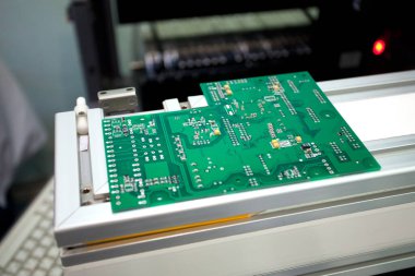 Bir elektronik fabrikası lehimcileri mikrodevreler ve transistörler