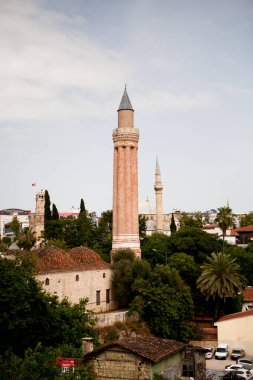 Minare eski şehrin çatılarından yükseliyor.