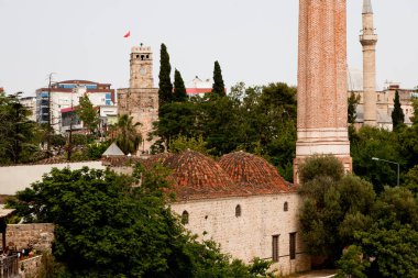 Minare eski şehrin çatılarından yükseliyor.
