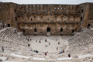 Eski Roma tiyatrosu, gösterilerin ve gladyatör savaşlarının yapıldığı yer.