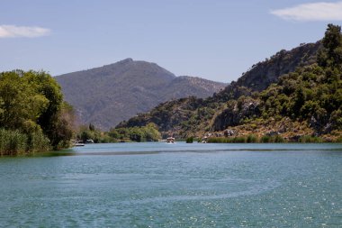 Güneşli bir günde deniz kenarında taşlar ve kayalar