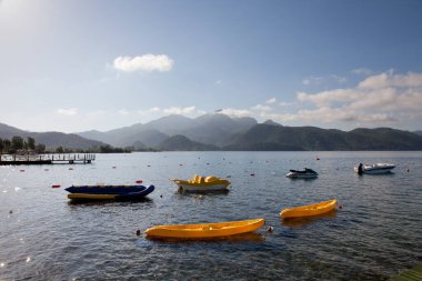Güneşli bir günde, dağlar arasındaki deniz.
