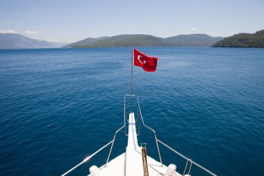 Denizde giden bir geminin pruvasında Türk bayrağı