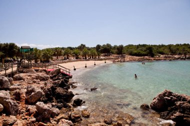 Güneşli bir günde deniz kenarında taşlar ve kayalar