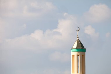 Gökyüzüne karşı cami minaresi