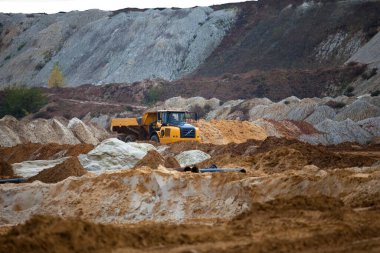 Taş ocağında sanayi için kum çıkarılıyor.