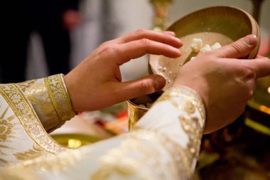 Tapınak Sunağında Kutsal Komünyon Hazırlığı